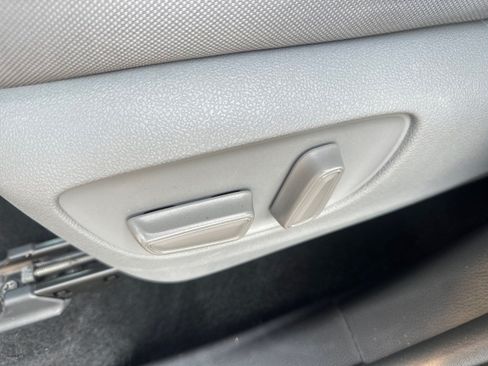 Used 2020 Toyota Highlander LE FWD image 19