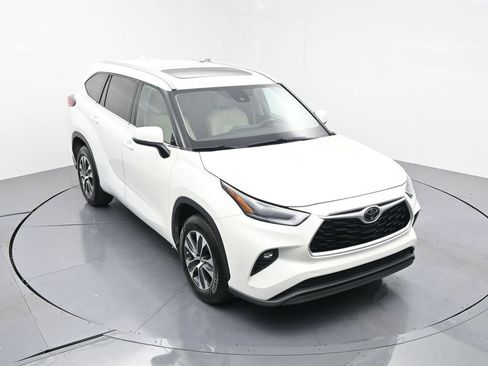 Used 2021 Toyota Highlander XLE FWD image 18