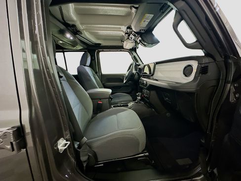 Used 2025 Jeep Wrangler Sahara w/ Safety Group image 31