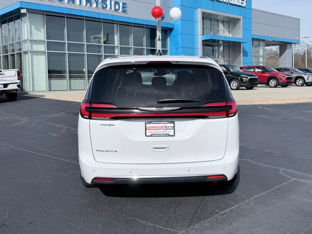 Used 2024 Chrysler Pacifica Touring-L FWD image 8