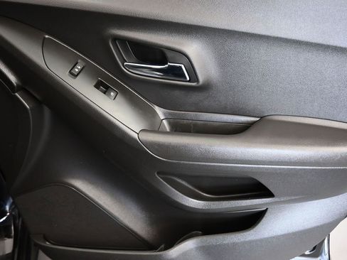 Used 2020 Chevrolet Trax LT w/ LT Convenience Package image 38
