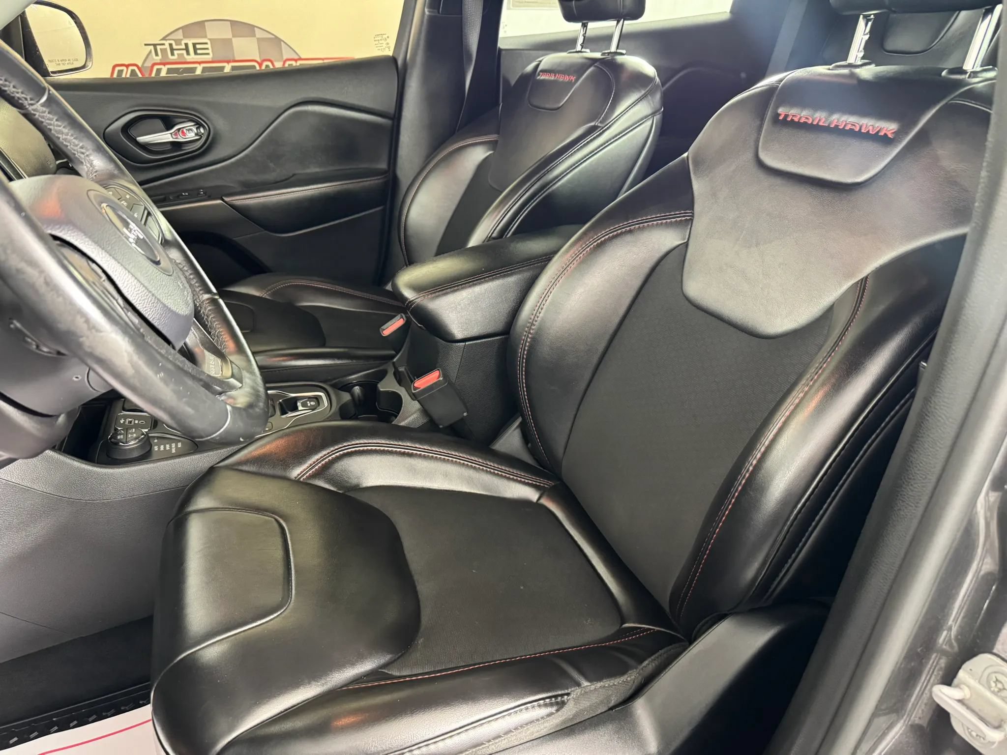 Used 2019 Jeep Cherokee Trailhawk AWD/4WD image 32