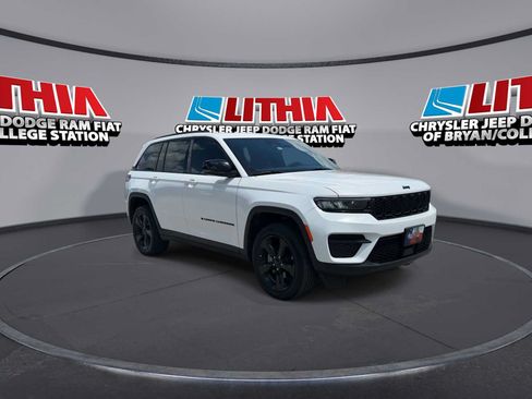 Used 2023 Jeep Grand Cherokee Altitude AWD/4WD image 2