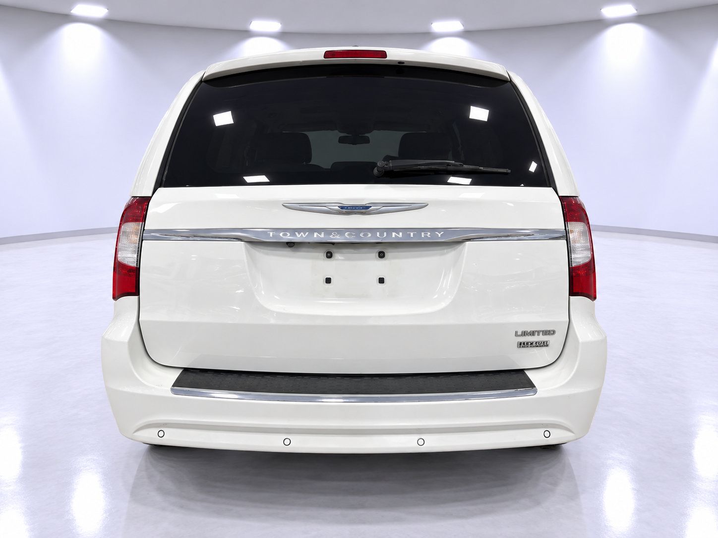 Used 2013 Chrysler Town & Country Limited FWD image 8