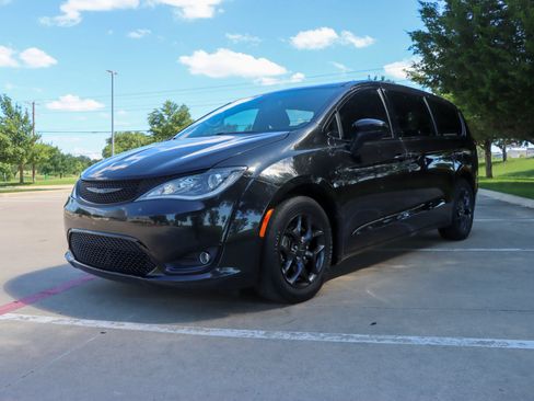 Used 2020 Chrysler Pacifica Touring w/ S Appearance Package FWD image 3