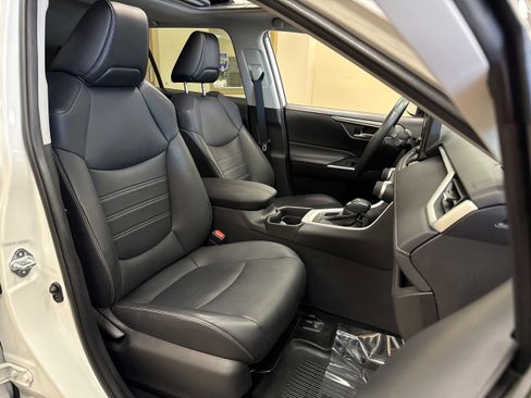 Used 2021 Toyota RAV4 XLE Premium image 19