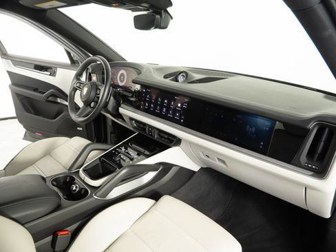 Certified 2024 Porsche Cayenne S AWD/4WD image 25