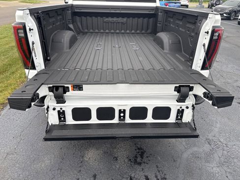 Used 2024 GMC Sierra 2500 AT4 w/ AT4 Premium Plus Package AWD/4WD image 15