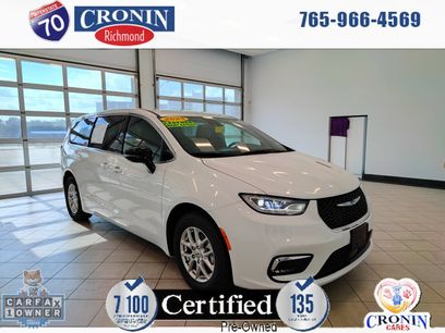 Used 2025 Chrysler Pacifica Select