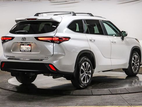 Certified 2024 Toyota Highlander XLE FWD image 4