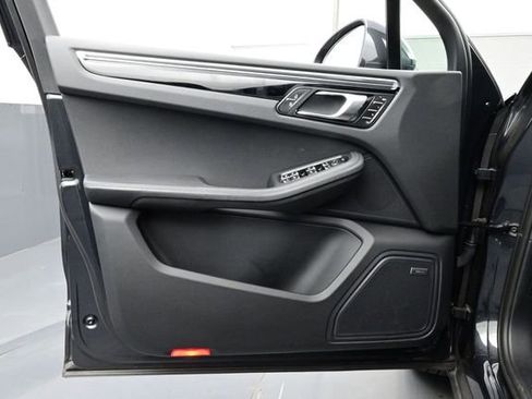 Certified 2025 Porsche Macan AWD/4WD image 7
