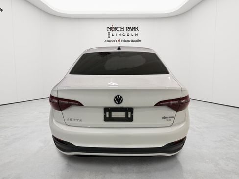 Used 2024 Volkswagen Jetta SE w/ Panoramic Sunroof Package FWD image 4