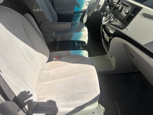 Used 2013 Toyota Sienna LE w/ Towing Pkg FWD image 9