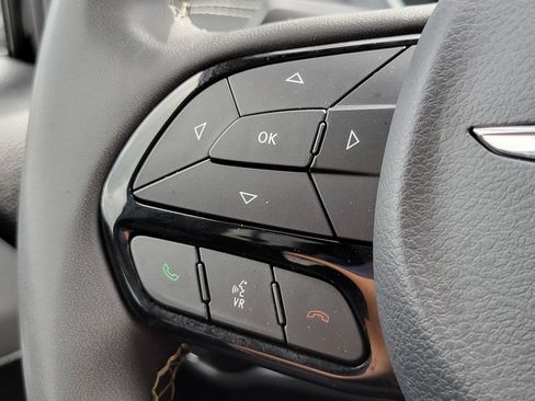 Used 2025 Chrysler Pacifica Limited FWD image 16