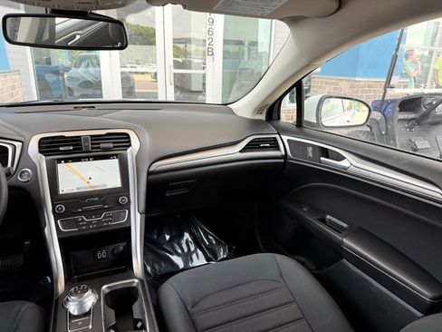 Used 2019 Ford Fusion SE FWD image 22