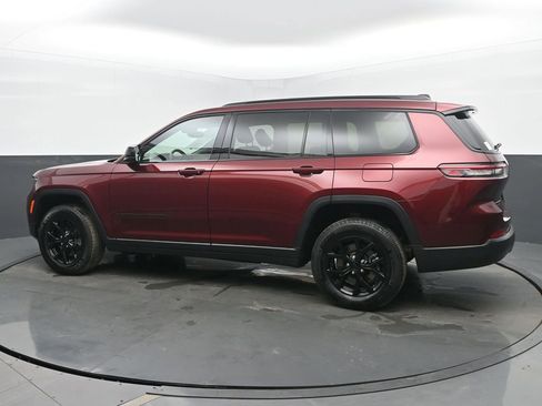 Used 2024 Jeep Grand Cherokee L Laredo image 3