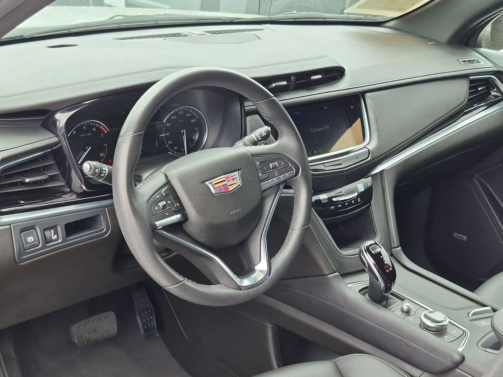Certified 2023 Cadillac XT6 Luxury FWD image 2