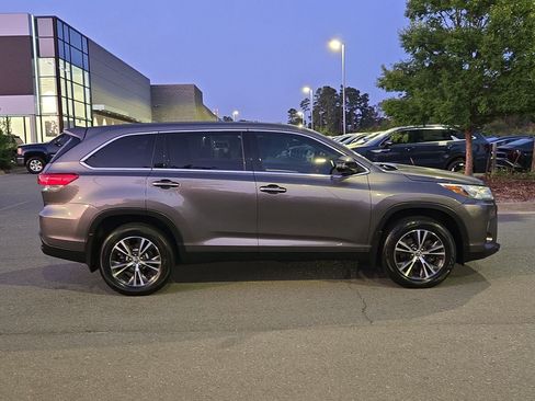 Used 2019 Toyota Highlander LE FWD image 8