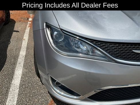 Used 2017 Chrysler Pacifica Touring-L FWD image 8