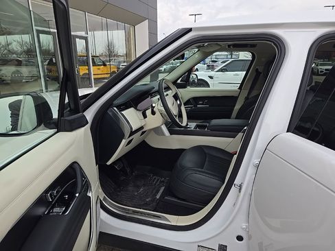 Used 2024 Land Rover Range Rover Long Wheelbase Autobiography image 16