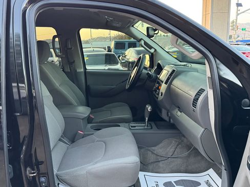 Used 2014 Nissan Frontier SV w/ SV Value Truck Package RWD image 17