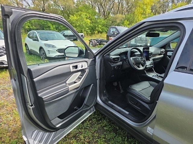 Used 2023 Ford Explorer Limited w/ Limited Technology Package AWD/4WD image 10