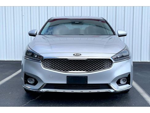 Used 2018 Kia Cadenza Premium w/ Luxury Package FWD image 3