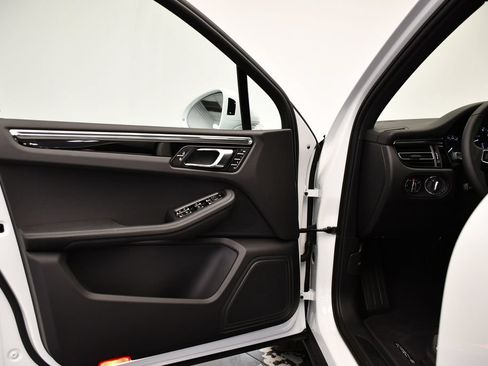 Certified 2026 Porsche Macan AWD/4WD image 35
