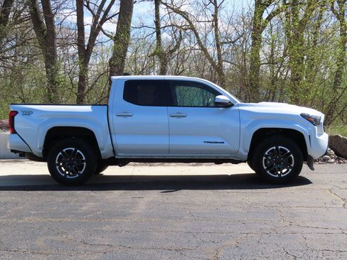 Used 2025 Toyota Tacoma TRD Sport AWD/4WD image 2