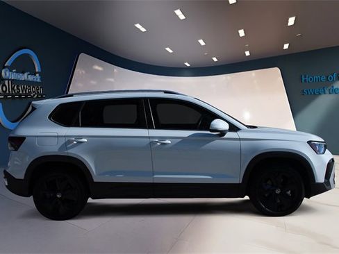 Certified 2025 Volkswagen Taos SE image 4