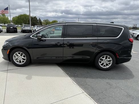 Used 2023 Chrysler Pacifica Touring-L FWD image 5