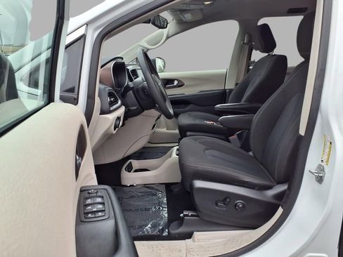 Used 2024 Chrysler Voyager LX FWD image 23