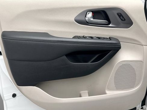 Used 2023 Chrysler Pacifica Touring-L FWD image 9