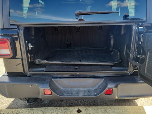Used 2023 Jeep Wrangler Unlimited Sahara AWD/4WD image 7