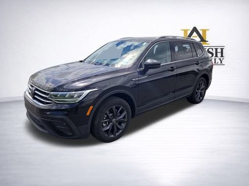 Used 2023 Volkswagen Tiguan SE w/ Panoramic Sunroof Package AWD/4WD image 3