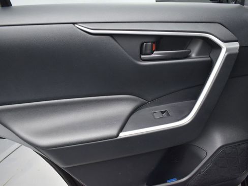 Used 2019 Toyota RAV4 LE w/ Carpet Mat Package image 24