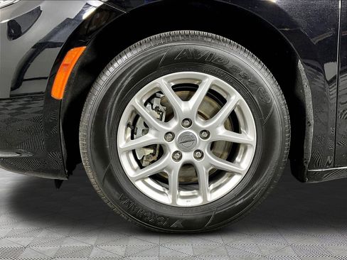 Used 2025 Chrysler Pacifica Select FWD image 33