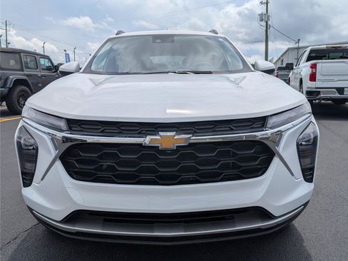 Used 2025 Chevrolet Trax LT FWD image 8