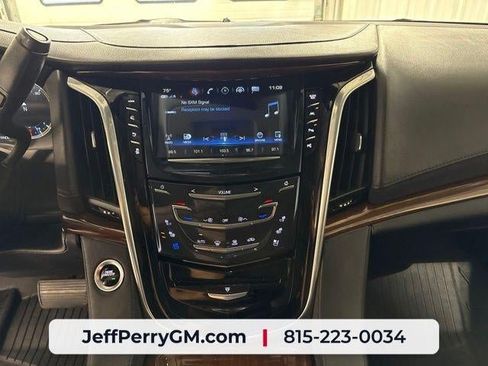 Used 2020 Cadillac Escalade Premium Luxury AWD/4WD image 18
