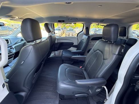 Used 2017 Chrysler Pacifica Touring-L FWD image 39