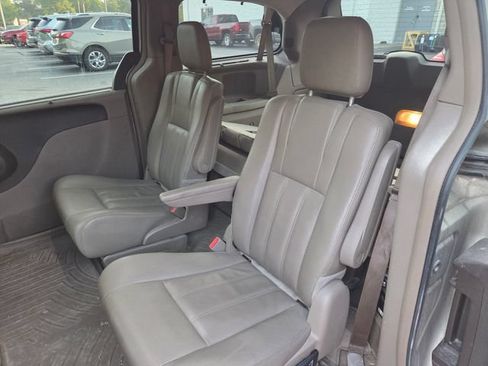Used 2016 Chrysler Town & Country Touring w/ Driver Convenience Group FWD image 10