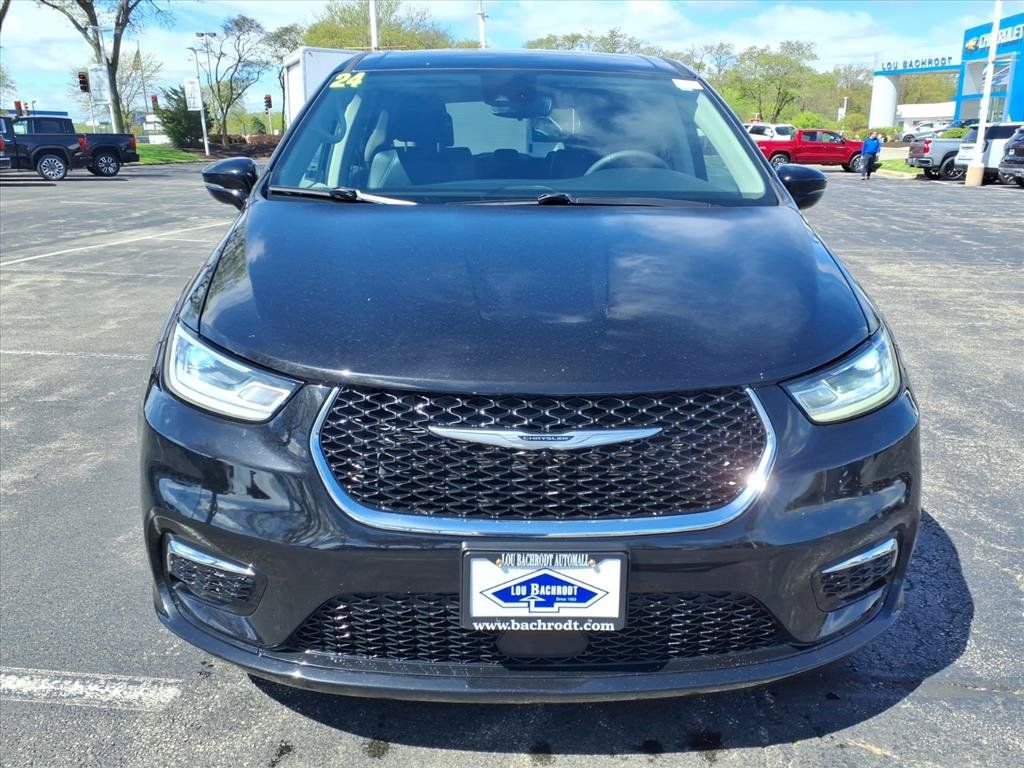Used 2024 Chrysler Pacifica Touring-L FWD image 2
