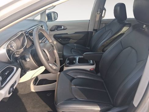 Used 2024 Chrysler Pacifica Touring-L FWD image 9