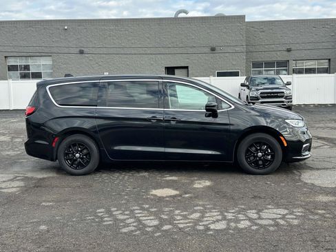 Used 2023 Chrysler Pacifica Touring-L image 2