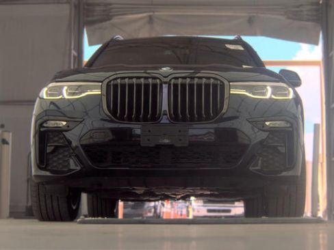 Used 2022 BMW X7 xDrive40i w/ M Sport Package AWD/4WD image 3
