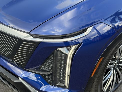 Certified 2026 Cadillac Vistiq Premium Luxury w/ LPO, Floor Liner Package AWD/4WD image 9