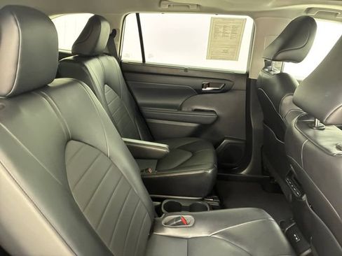 Used 2022 Toyota Highlander XLE AWD/4WD image 16