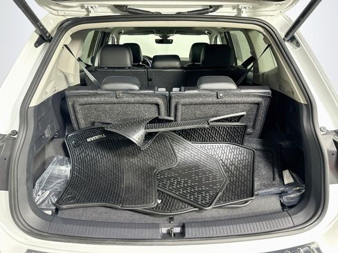 Used 2024 Volkswagen Tiguan SE w/ Panoramic Sunroof Package FWD image 29