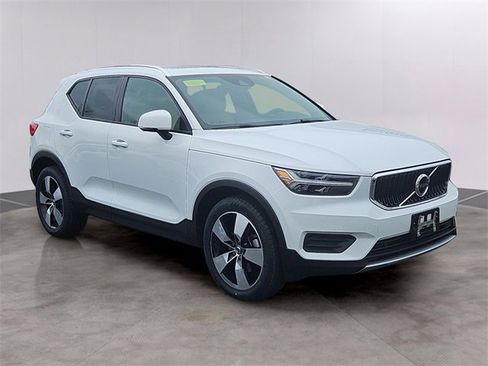 Used 2020 Volvo XC40 T5 Momentum w/ Protection Package Premier image 3