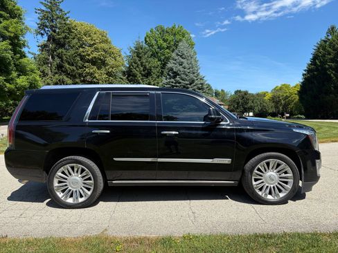 Used 2018 Cadillac Escalade Platinum AWD/4WD image 4